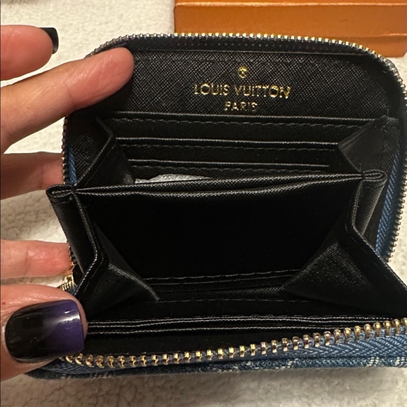 Fashion Inspired Item (WALLET) - Picture 4 of 5